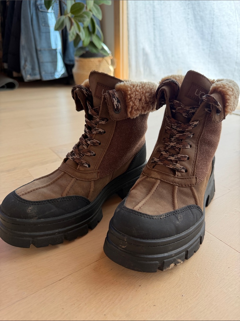 UGG - Picture 3 of 12